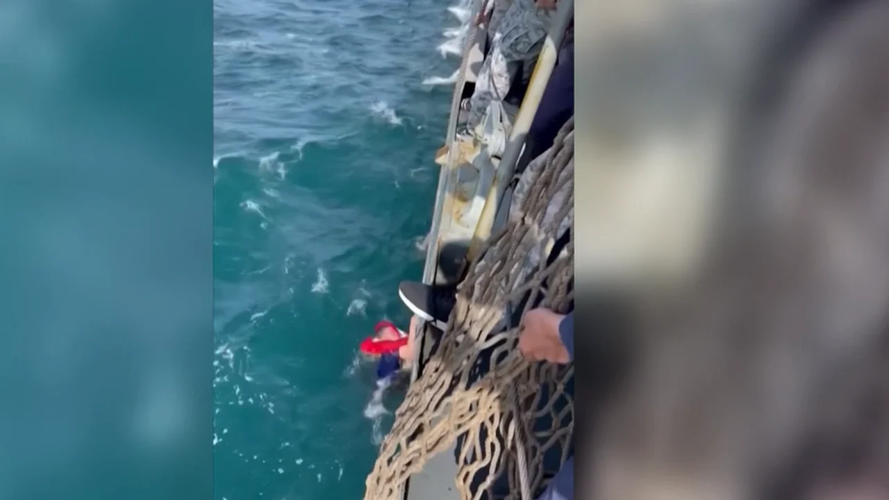 Jovem é resgatado após ficar 24 horas perdido no mar da Flórida; vídeo