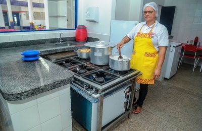 Governo Ronaldo Lopes moderniza cozinha de escolas e creches da Semed Penedo 