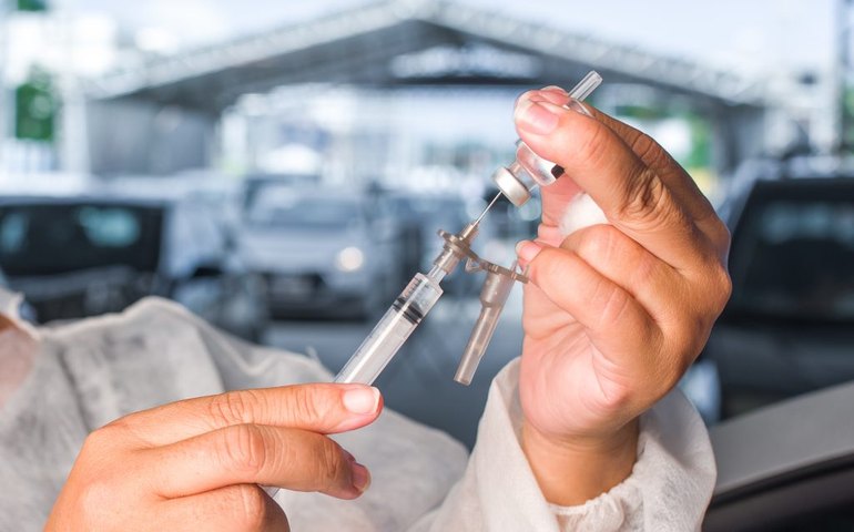 Rio quer aplicar terceira dose de vacina em idosos antes de outubro