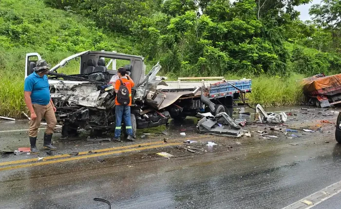 Militares do Corpo de Bombeiros atuaram no resgate das vítimas presas às ferragens Militares do Corpo de Bombeiros atuaram no resgate das vítimas presas às ferragens