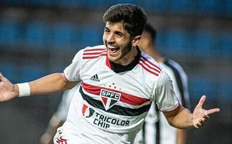 São Paulo tem de suar a camisa para bater a Portuguesa no MorumBis, com gol de Luiz Gustavo
