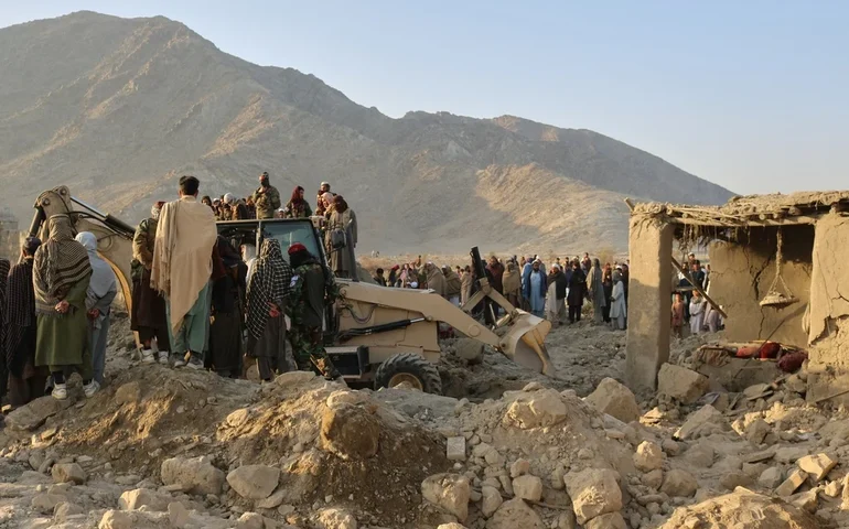 Paquistão afirma ter lançado ataques na fronteira com o Afeganistão. O Crescente Vermelho reporta 18 mortos