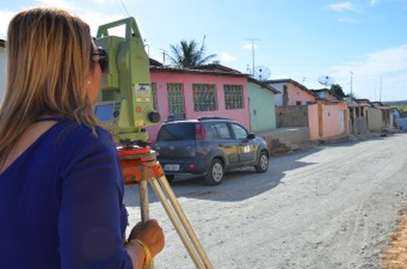 Prefeita Iolanda Alcântara visita obra de asfalto na Terra da Esperança