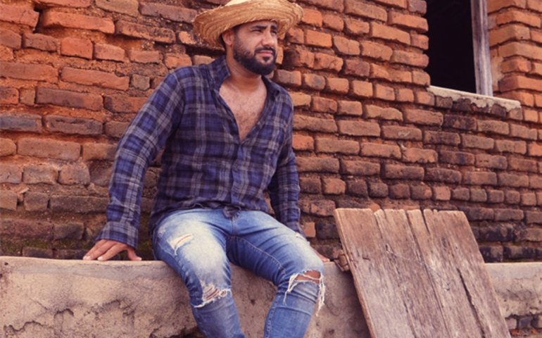 Raí Saia Rodada festeja entrada de single em novela