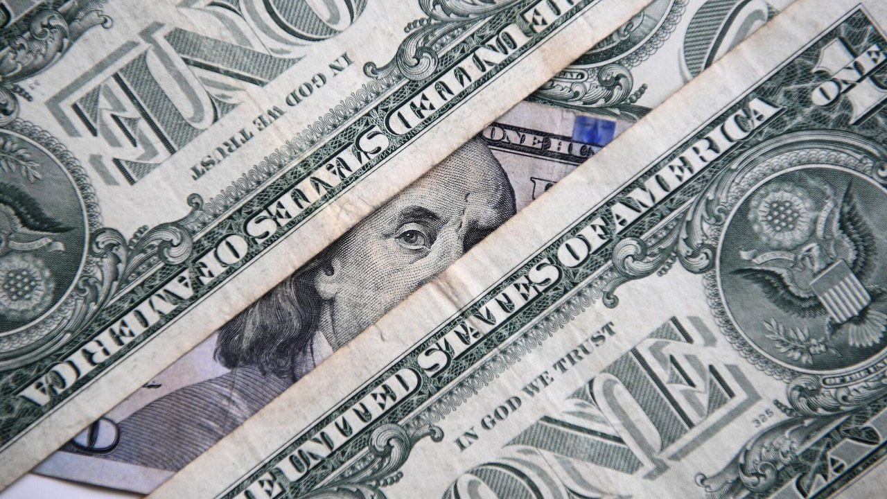 Dólar americano perde status de 'porto seguro' e preocupa investidores com possível aumento de juros