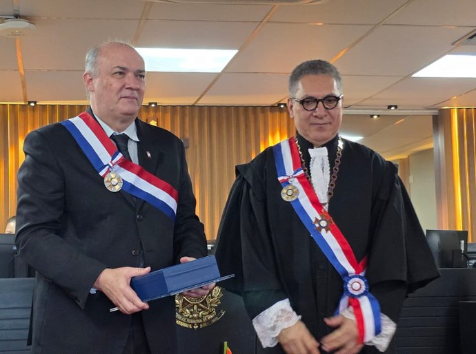 Reitor da Ufal, Josealdo Tonholo recebe Grã-Cruz da Ordem do Mérito do TRT-19