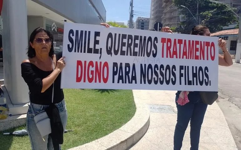 Familiares de crianças com autismo pedem volta de clínicas descredenciadas
