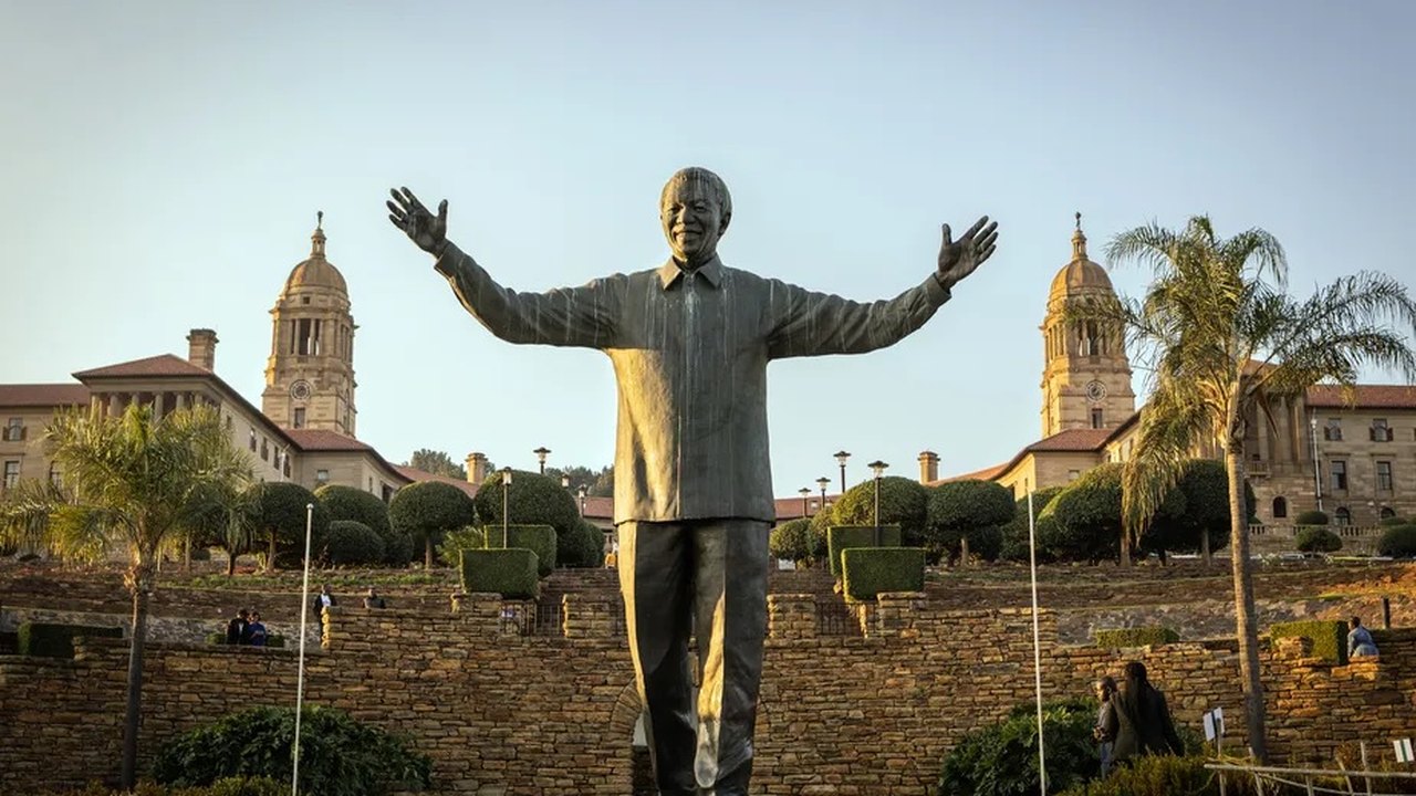 No dia em que é celebrado, Mandela vai de herói a bode expiatório numa África do Sul em crise