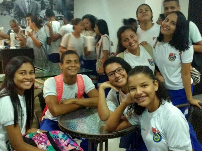 Projeto Incentivo ao Saber leva alunos do Colégio Tiradentes ao cinema