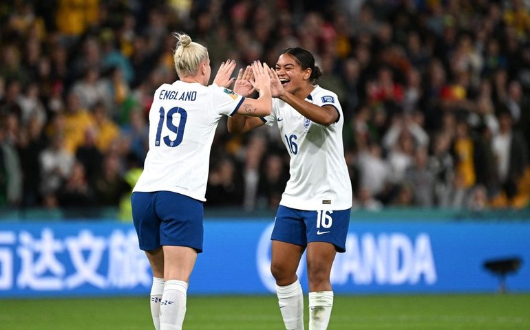 Inglaterra sofre, mas supera Nigéria nos pênaltis para seguir na Copa