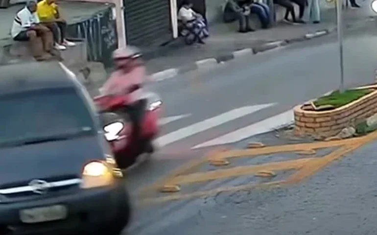 Motociclista fica ferido após colisão em trecho com histórico de acidentes