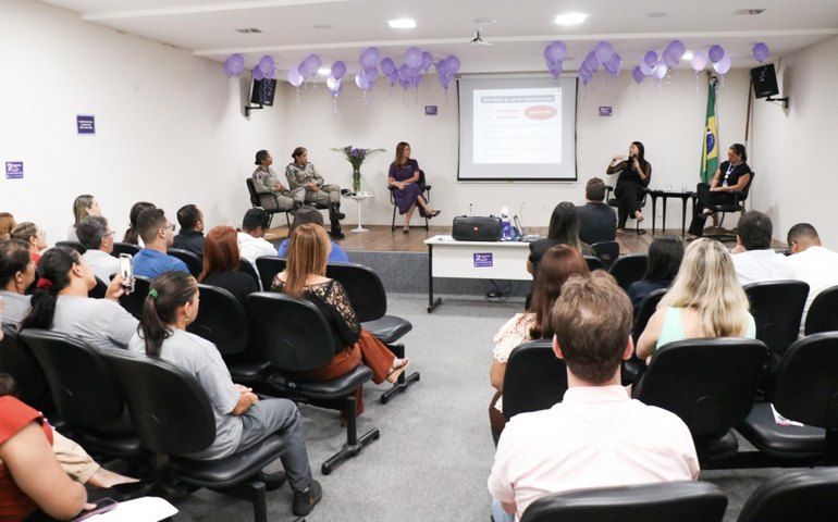 Alagoas Lilás: Seinfra promove palestra sobre enfrentamento à violência contra a mulher