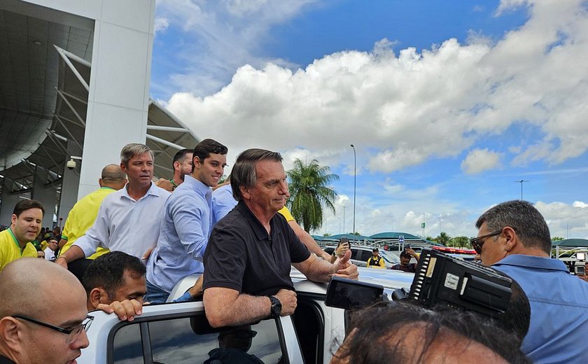 Bolsonaro e Michelle são recepcionados por apoiadores no Aeroporto Zumbi dos Palmares