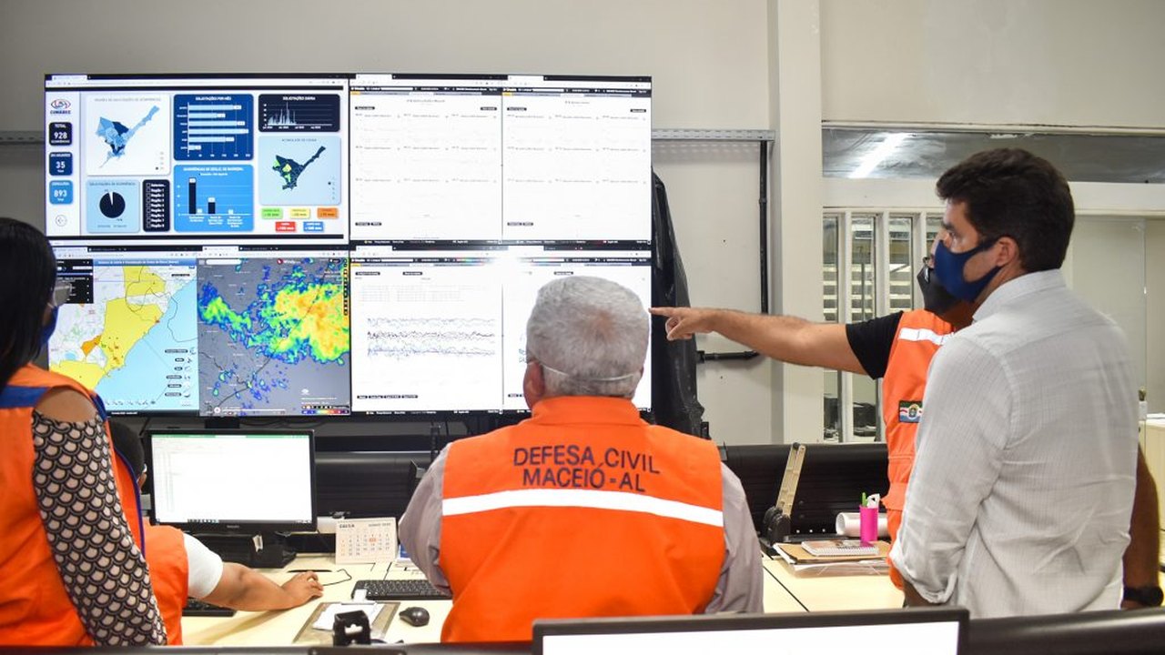 Chuvas: prefeito acompanha trabalho da Defesa Civil em Maceió