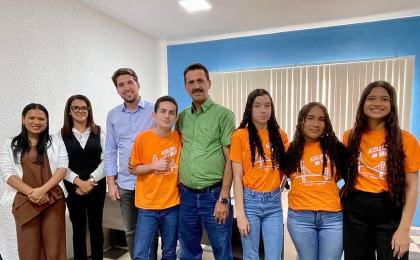 Marlan Ferreira recepciona alunos limoeirenses após viagem ao Vale do Silício (EUA)