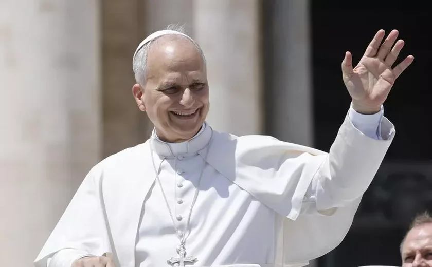 Leão XIV recebe caixa de pizza durante passeio de papamóvel