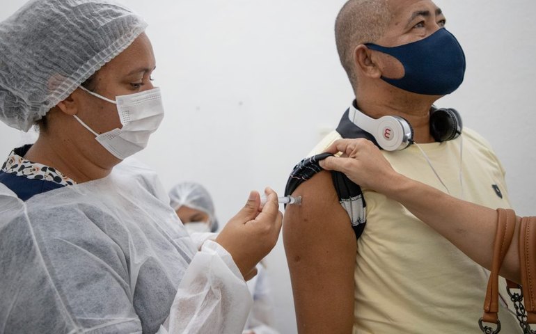 Prefeito JHC anuncia vacinação para pessoas de 25 anos, a partir das 14h