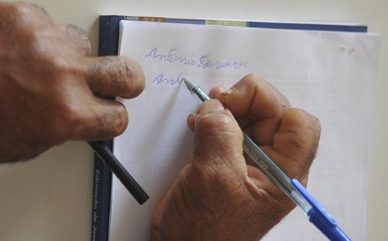 Analfabetismo entre maiores de 15 anos atinge 13 milhões de brasileiros