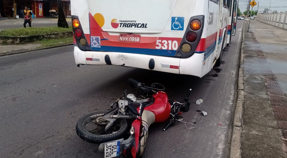 Passageira fica ferida após colisão entre moto e ônibus coletivo em Aracaju