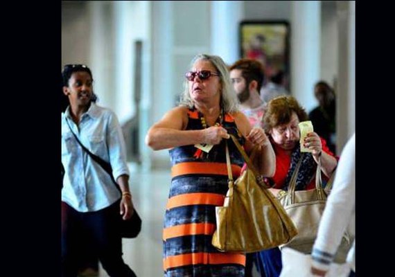 Vera Fischer aparece irreconhecível em aeroporto carioca