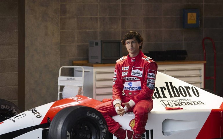 Ator da série de Senna revela aulas de kart e contato com a família para personificar ídolo