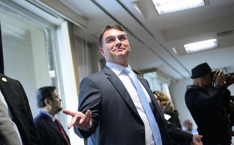 Flávio Bolsonaro diz ter 'informes' que facção criminosa foi à Ucrânia fazer treinamento