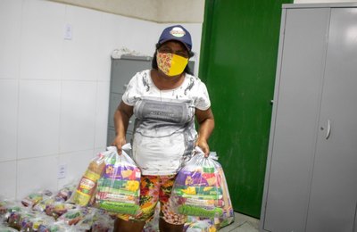 Educação de Piaçabuçu inicia entrega de kits de alimentação escolar para estudantes