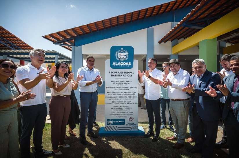 Governo de Alagoas entrega nova escola e sinalização turística internacional em Maragogi