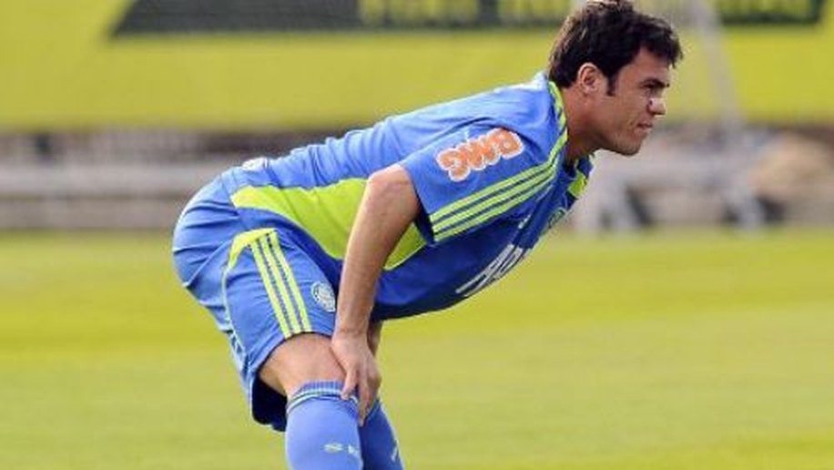 Kleber cai na balada, falta a treino do Palmeiras