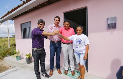 Prefeito Júlio Cezar participa da entrega de casas na Tabacaria, em Palmeira