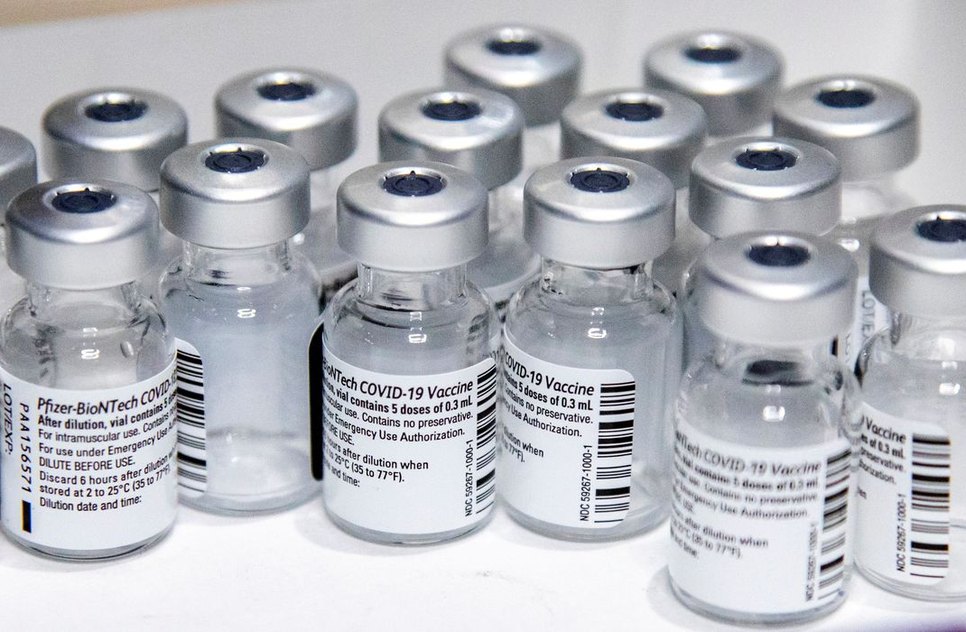 2021-05-06t110517z_1_lynxmpeh450k5_rtroptp_4_saude-covid-pfizer-atletas.jpg