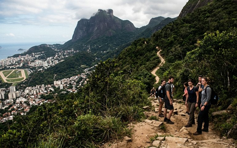 Como é a trilha do Morro Dois Irmãos onde turistas ficaram 'ilhados' durante tiroteio; CEO do Na Favela Turismo detalha percurso