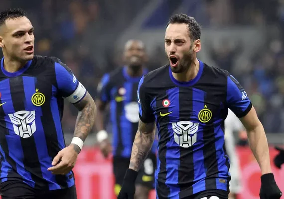 Çalhanoglu encerra crise com Lautaro e fica na Inter de Milão