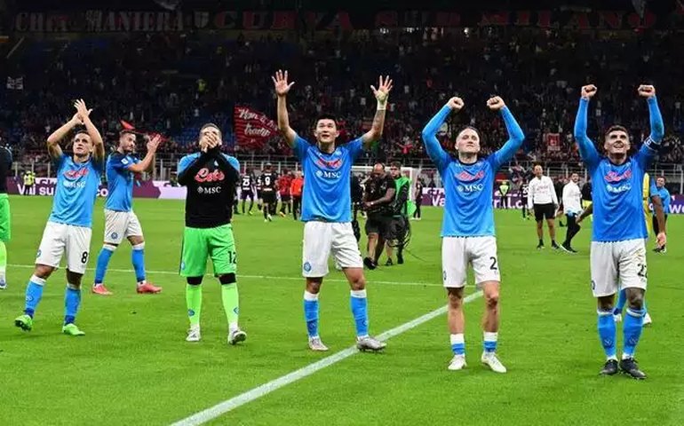 Napoli derrota Milan e assume a liderança do Campeonato Italiano