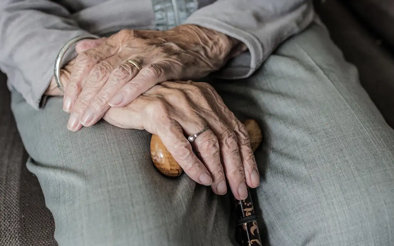 Motorista de aplicativo agride idosa com chute nas costas em Copacabana, no Rio