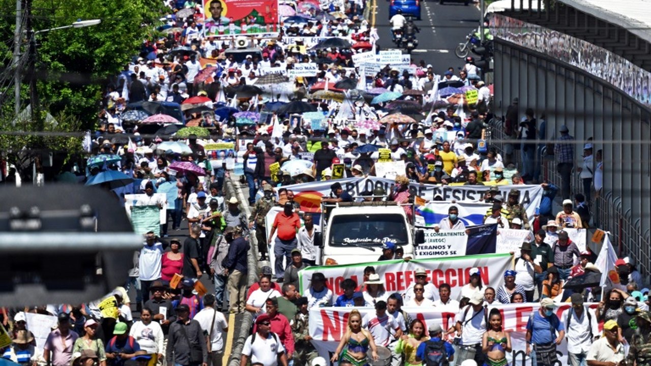 Salvadorenhos marcham contra prisão de inocentes e reeleição de Bukele