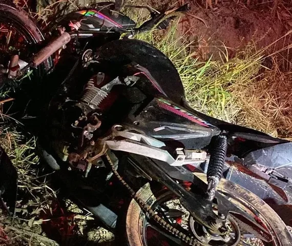 Jovem perde perna e fica em estado grave após colisão entre moto e ônibus escolar