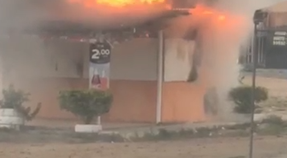 Lanchonete pega fogo e fica destruída