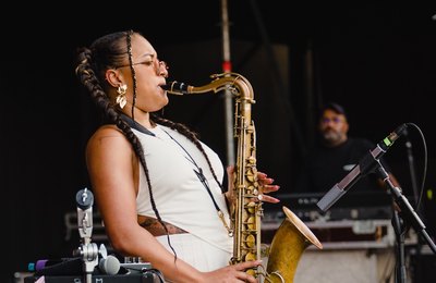 Grande revelação do jazz mundial, Nubya Garcia se apresenta em Curitiba neste domingo