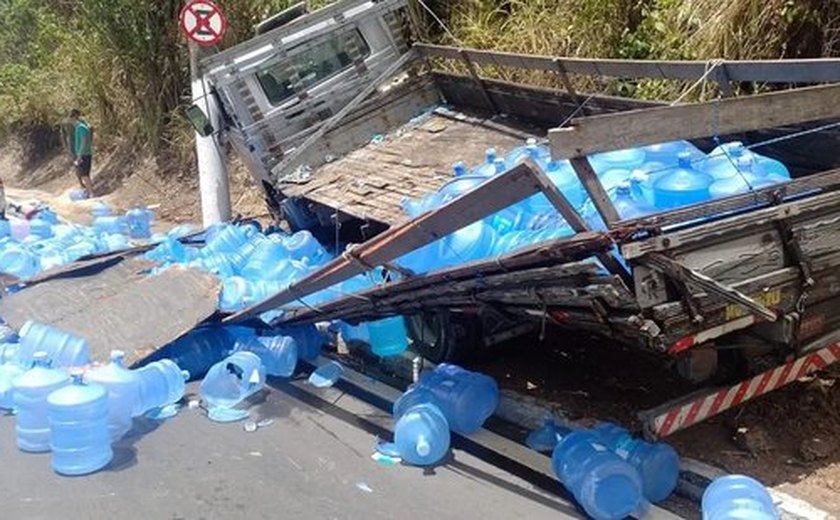 Caminhão desgovernado invade acostamento na Avenida Leste Oeste, na Cambona