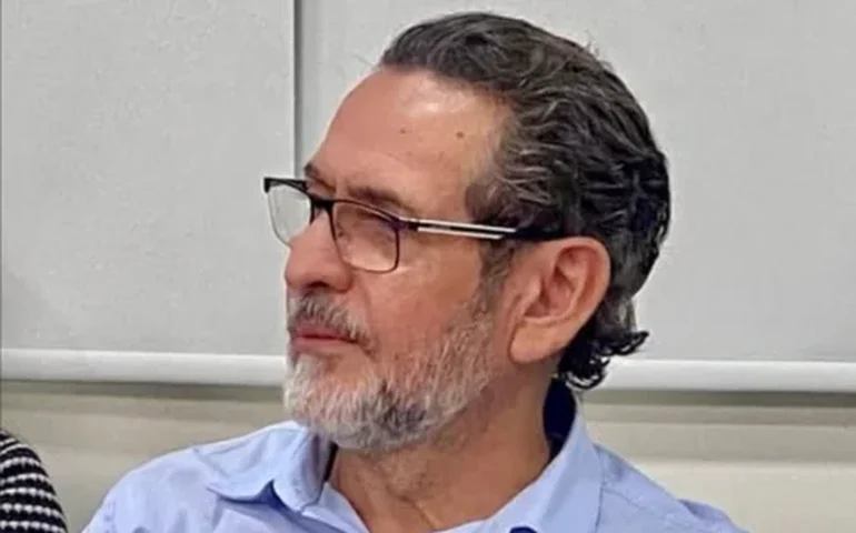 Júlio Cezar manda a tia prefeita exonerar secretário de assistência social, em pleno sábado, e atinge o PT em Palmeira