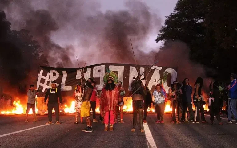 Indígenas fazem novo protesto contra aprovação do marco temporal pela Câmara