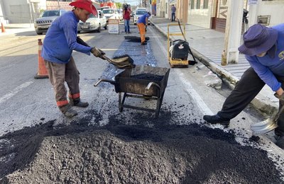 Infraestrutura aplica 170 toneladas de asfalto em 50 ruas de Maceió