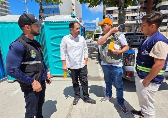 Ambulantes recebem orientações sobre ordenamento na faixa de areia da orla marítima