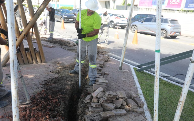 Prefeitura de Maceió reforça iluminação em pontos de ônibus de grande circulação