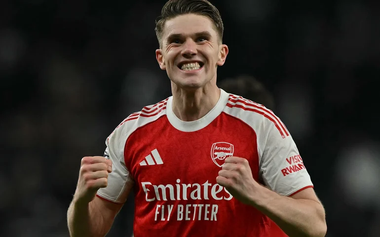 Joia de 16 anos brilha e Arsenal supera o Everton em duelo difícil no Emirates