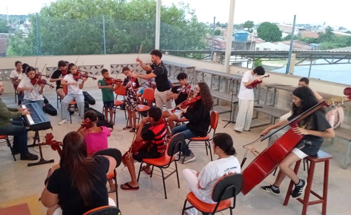 As aulas e apresentações têm transformado a vida de crianças e jovens de 11 a 17 anos
