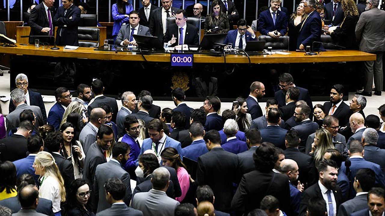 Derrubado veto de Bolsonaro a dedução de IR por doação a programa de saúde