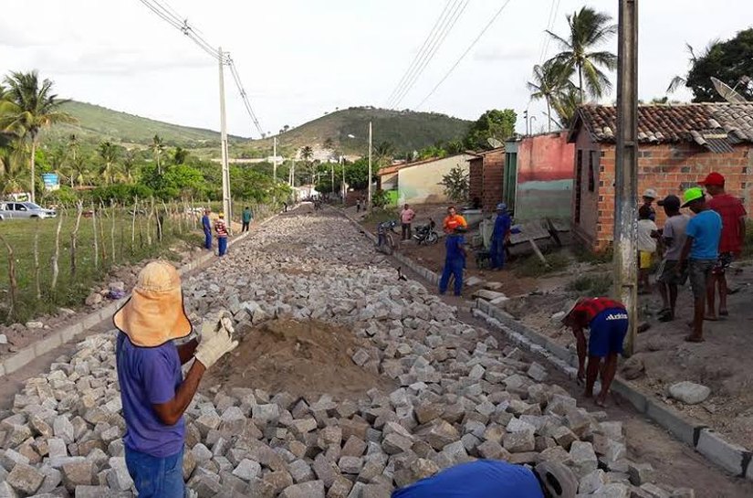 Obras de pavimentação começam no Distrito Mumbaça em Traipu