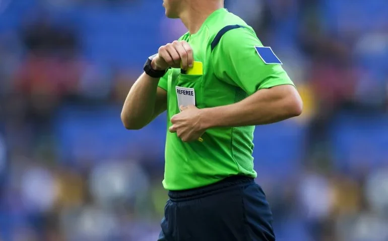 VAR bate recorde de intervenções e mudanças de decisões no Brasileirão-25, mostra levantamento